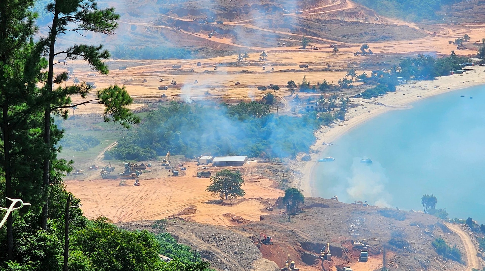 Tiến độ xây dựng Dự án Vinhomes Làng Vân Tháng 8/2025: Bứt phá mạnh mẽ với quy mô khủng 1 Toàn cảnh công trường dự án Vinhomes Làng Vân nhìn từ trên cao, với xe cơ giới, máy xúc và khu vực san lấp trải dài sát bờ biển xanh, khói bụi bốc lên trong quá trình thi công.