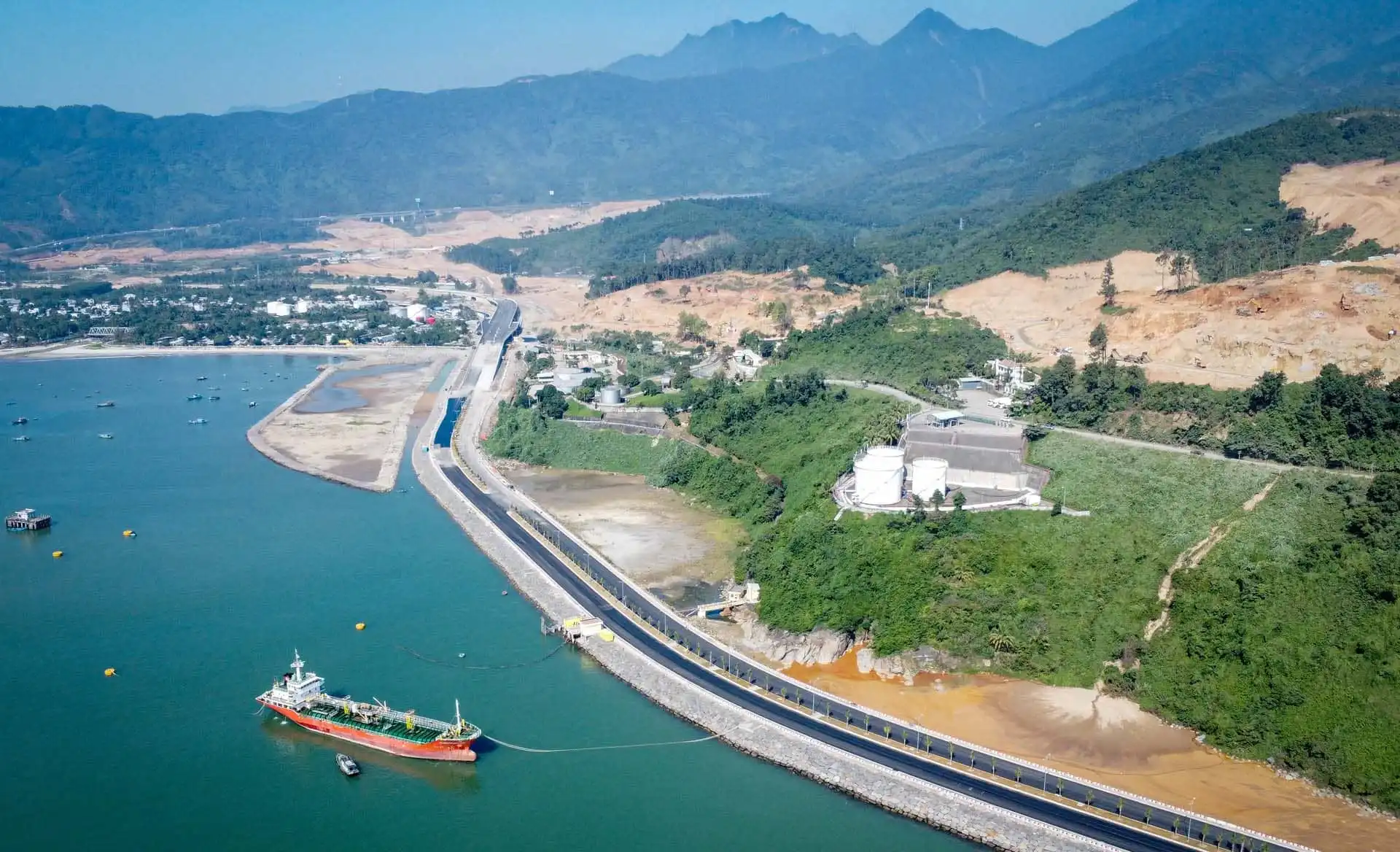 Toàn cảnh khu vực xây dựng Cảng Liên Chiểu, khu vực này ngay cạnh Vinhomes Làng Vân Toàn cảnh khu vực xây dựng Cảng Liên Chiểu, khu vực này ngay cạnh Vinhomes Làng Vân